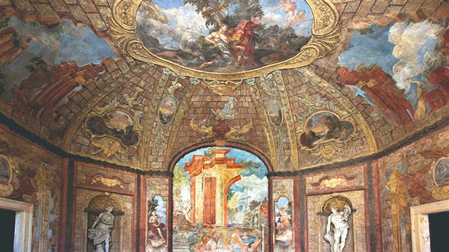 Sala terrena. Impozantní krytý vchod z paláce do zahrady se skládá ze tří místností. Salu vymaloval Václav Vavřinec Reiner. Freska na klenbě znázorňuje Venuši a Adonise. Matyáš Bernard Braun je doplnil sochami Ceres, bohyně plodnosti, a Bakcha, boha vína.