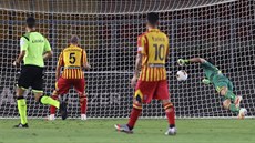 Fabio Lucioni (5) z Lecce si právě dal vlastní branku v utkání proti Parmě. Fabio Lucioni (5) z Lecce si právě dal vlastní branku v utkání proti Parmě.