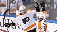 Philippe Myers (vlevo) a Jakub Voráček z Philadelphie se radují z gólu proti... Philippe Myers (vlevo) a Jakub Voráček z Philadelphie se radují z gólu proti...
