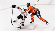Connor McDavid (vpravo) z Edmontonu a Brandon Saad z Chicaga. Connor McDavid (vpravo) z Edmontonu a Brandon Saad z Chicaga.
