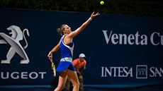 Kristýna Plíšková podává v prvním kole turnaje v Palermu. Kristýna Plíšková podává v prvním kole turnaje v Palermu.