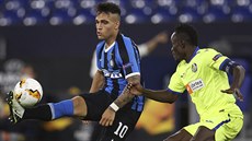 Lautaro Martinez z Interu Milán elegantně zpracovává míč, sleduje ho Djene... Lautaro Martinez z Interu Milán elegantně zpracovává míč, sleduje ho Djene...