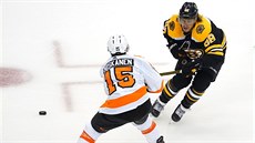 Matthew Niskanen (vlevo) z Philadelphie a David Pastrňák z Bostonu. Matthew Niskanen (vlevo) z Philadelphie a David Pastrňák z Bostonu.