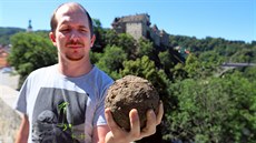 Archeolog loketského památkového ústavu Filip Prekop ukazuje dělovou kouli,... Archeolog loketského památkového ústavu Filip Prekop ukazuje dělovou kouli,...