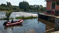 V obci Dráchov pod jezem se převrhla kanoe s dvěma muži. (8. srpna 2020) V obci Dráchov pod jezem se převrhla kanoe s dvěma muži. (8. srpna 2020)