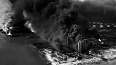 Při výbuchu na francouzské nákladní lodi Grandcamp v americkém přístavu Texas... Při výbuchu na francouzské nákladní lodi Grandcamp v americkém přístavu Texas...