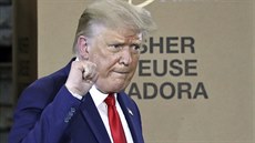 Donald Trump na návštěvě ve firmě na výrobu praček ve městě Clyde. (6. srpna... Donald Trump na návštěvě ve firmě na výrobu praček ve městě Clyde. (6. srpna...