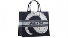 Kolekce doplňků značky Christian Dior se nese v batikované náladě. Kolekce doplňků značky Christian Dior se nese v batikované náladě.