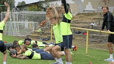 Opavský trenér Radoslav Kováč (vpravo) sleduje trénink fotbalistů. Opavský trenér Radoslav Kováč (vpravo) sleduje trénink fotbalistů.