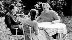 RODINNÁ IDYLA. Tehdejší předsedy vlády Klement Gottwald s manželkou Martou a... RODINNÁ IDYLA. Tehdejší předsedy vlády Klement Gottwald s manželkou Martou a...