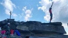 Zraněnému turistovi pomohli členové šumavské horské služby. Zraněnému turistovi pomohli členové šumavské horské služby.