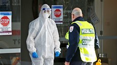 Zdravotník v ochranném obleku před zařízením pro seniory v australském městě... Zdravotník v ochranném obleku před zařízením pro seniory v australském městě...