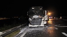 Na D8 u Lovosic shořel kamion, který vezl hutní materiál. Nehoda blokovala... Na D8 u Lovosic shořel kamion, který vezl hutní materiál. Nehoda blokovala...