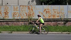 Po vytrvalých deštích se na plotě bývalých kasáren v Opavě objevily protiruské... Po vytrvalých deštích se na plotě bývalých kasáren v Opavě objevily protiruské...