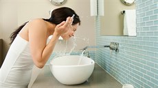 Pamatujte, voda k čištění pleti nestačí, obyčejné mýdlo nikdy nepoužívejte! Pamatujte, voda k čištění pleti nestačí, obyčejné mýdlo nikdy nepoužívejte!