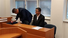 Jaroslav Bauštein se svým obhájcem. Jaroslav Bauštein se svým obhájcem.