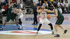 Jiní hráči odcházejí, podkošové duo Petr Benda (v bílém dresu vpravo) a Martin... Jiní hráči odcházejí, podkošové duo Petr Benda (v bílém dresu vpravo) a Martin...