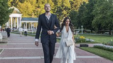 Ondřej Balvín s doprovodem přichází na Basketbalistu roku po mariánskolázeňské... Ondřej Balvín s doprovodem přichází na Basketbalistu roku po mariánskolázeňské...