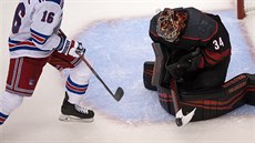 Ryan Strome z NY Rangers zkouší překonat Petra Mrázka v brance Caroliny. Ryan Strome z NY Rangers zkouší překonat Petra Mrázka v brance Caroliny.
