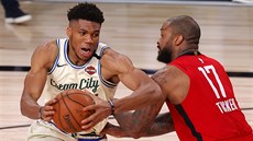 Janis Adetokunbo z Milwaukee u míče, brání ho P.J. Tucker z Houstonu. Janis Adetokunbo z Milwaukee u míče, brání ho P.J. Tucker z Houstonu.