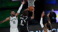 Tyler Johnson z Brooklynu míří na koš Milwaukee. Tyler Johnson z Brooklynu míří na koš Milwaukee.