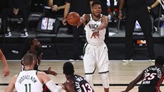 Janis Adetokunbo z Milwaukee (čelem) řídí hru v duelu s Miami. Janis Adetokunbo z Milwaukee (čelem) řídí hru v duelu s Miami.