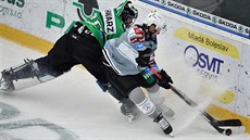 Boleslavský gólman Marek Schwarz (vlevo) a Patrik Macháč z Karlových Varů v... Boleslavský gólman Marek Schwarz (vlevo) a Patrik Macháč z Karlových Varů v...