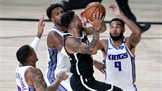 Chris Chiozza z Brooklynu u míče v duelu se Sacramentem. Chris Chiozza z Brooklynu u míče v duelu se Sacramentem.