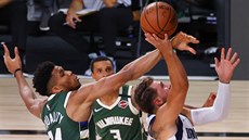 Luka Dončič z Dallasu míří na koš Milwaukee, brání ho Janis Adetokunbo. Luka Dončič z Dallasu míří na koš Milwaukee, brání ho Janis Adetokunbo.