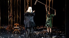 Záběr z kostýmových zkoušek před světovou premiérou inscenace Handkeho hry... Záběr z kostýmových zkoušek před světovou premiérou inscenace Handkeho hry...