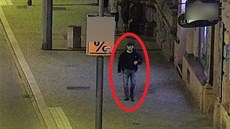 Muže podezřelého ze znásilnění ženy v Plzni zachytila bezpečnostní kamera. Muže podezřelého ze znásilnění ženy v Plzni zachytila bezpečnostní kamera.