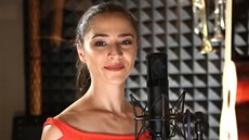 Eva Bureová pi nahrávání písniky Slunené léto k seriálu Slunená