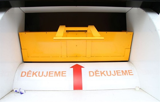 V kontejneru na obleení v jedné z obcí na Blanensku uvázl kolák, který pod...