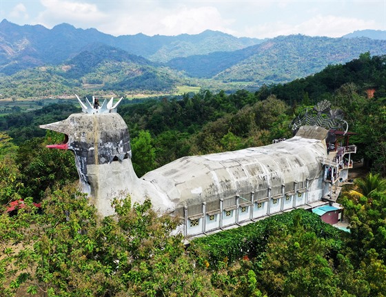 Gereja Ayam neboli Kuecí kostel stojí v indonéské dungli. 
