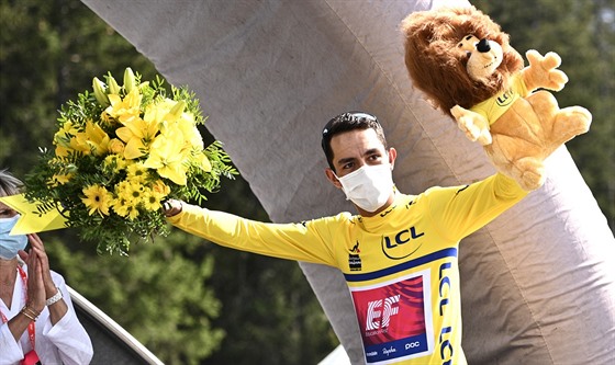 Daniel Felipe Martinez se raduje z triumfu na Critériu du Dauphiné.