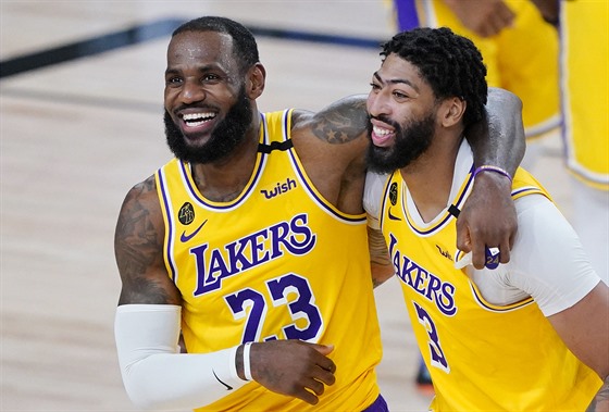LeBron James (23) a Anthony Davis (3) slaví výhru LA Lakers nad Denverem.