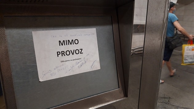 Na stanici metra Muzeum jsou nefunkční od konce roku 2019 zařízení s dopravními informacemi. Lidová tvořivost nenechala na sebe čekat.