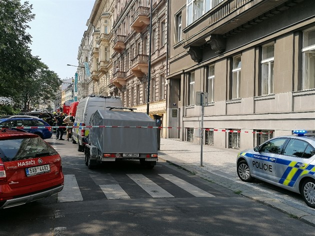 V budově celního úřadu v ulici Washingtonova byl nalezen podezřelý předmět. Na místě zasahují policisté, hasiči a pyrotechnici.