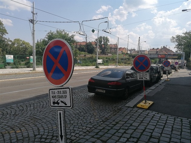 TSK do Nádraží ulice ve směru Smíchovské nádraží / Plzeňka umístila dvacet jedna mobilních značek zakazující zastavení. Od 15. do 28. srpna zde budou dělníci opravovat tramvajovou trať. V provozu bude náhradní autobusová doprava X20.