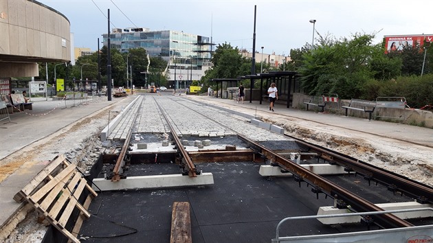 Rekonstrukce tramvajové trati v Praze 10-Strašnicích vrcholí.