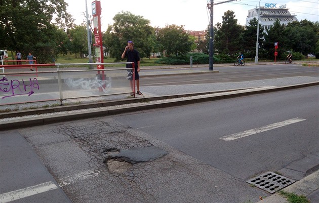 Přes tuto nepatrnou ďůrku ve vozovce přejíždí denně stovky aut a ničí tak svoje tlumiče a pérování. Tento výtluk zde pozoruji již od jara a zřejmě nikomu nevadí.
Vršovická ulice u stanice Nádraží Vršovice směr centrum