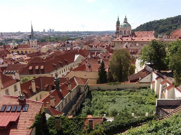 Neudržovaná zahrádka je viditelná jen z Jižní zahrady Pražského hradu.