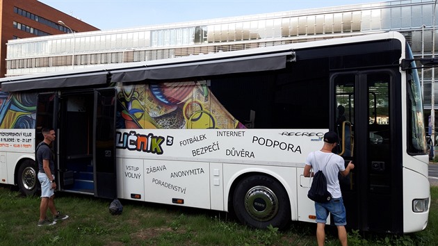 Dnes byl k vidění u metra Pankrác autobus Uličník. Jedná se o mobilní klub pro mládež. Je to v rámci prevence kriminality a jedná se o projekt Městské části Praha 4.