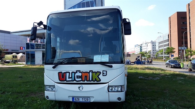 Dnes byl k vidění u metra Pankrác autobus Uličník. Jedná se o mobilní klub pro mládež. Je to v rámci prevence kriminality a jedná se o projekt Městské části Praha 4.