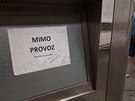 Na stanici metra Muzeum jsou nefunkční od konce roku 2019 zařízení s dopravními informacemi. Lidová tvořivost nenechala na sebe čekat. Na stanici metra Muzeum jsou nefunkční od konce roku 2019 zařízení s dopravními informacemi. Lidová tvořivost nenechala na sebe čekat.