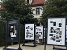 Dobrý večer,
130 let od narození spisovatele Karla Čapka připomíná dnes (11. srpna) zahájená výstava „Karel Čapek 130“ ve Valdštejnské zahradě Senátu ČR. Na 12 chronologicky řazených panelech s množstvím fotografií je spisovatel zobrazen při zásadních ži Dobrý večer,
130 let od narození spisovatele Karla Čapka připomíná dnes (11. srpna) zahájená výstava „Karel Čapek 130“ ve Valdštejnské zahradě Senátu ČR. Na 12 chronologicky řazených panelech s množstvím fotografií je spisovatel zobrazen při zásadních ži