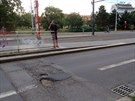 Přes tuto nepatrnou ďůrku ve vozovce přejíždí denně stovky aut a ničí tak svoje tlumiče a pérování. Tento výtluk zde pozoruji již od jara a zřejmě nikomu nevadí.
Vršovická ulice u stanice Nádraží Vršovice směr centrum Přes tuto nepatrnou ďůrku ve vozovce přejíždí denně stovky aut a ničí tak svoje tlumiče a pérování. Tento výtluk zde pozoruji již od jara a zřejmě nikomu nevadí.
Vršovická ulice u stanice Nádraží Vršovice směr centrum