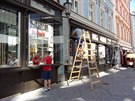 Výkopové práce v Melantrichově ulici nutí k častějšími úklidu vitrín. Výkopové práce v Melantrichově ulici nutí k častějšími úklidu vitrín.