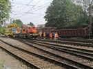 Další nehoda vlaku tentokrát ve Mstěticích. Kolem 9 hodiny ranní došlo k vykolejení přibližně osmi nákladních vagónů na vlečce ve Mstěticích, došlo ke zdemolování budovy stavidla, automobilu jedna osoba byla lehce zraněna. Provoz na trati Praha, Masarykov Další nehoda vlaku tentokrát ve Mstěticích. Kolem 9 hodiny ranní došlo k vykolejení přibližně osmi nákladních vagónů na vlečce ve Mstěticích, došlo ke zdemolování budovy stavidla, automobilu jedna osoba byla lehce zraněna. Provoz na trati Praha, Masarykov