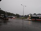 Autobus č. 200 náhle zastavil před zatopenou silnicí. Bylo nám doporučeno raději vystoupit. Ti odvážnější řidiči projížděli vodou, a současně vytvořili vlnu, která se přelévala do pruhu v opačném směru Autobus č. 200 náhle zastavil před zatopenou silnicí. Bylo nám doporučeno raději vystoupit. Ti odvážnější řidiči projížděli vodou, a současně vytvořili vlnu, která se přelévala do pruhu v opačném směru